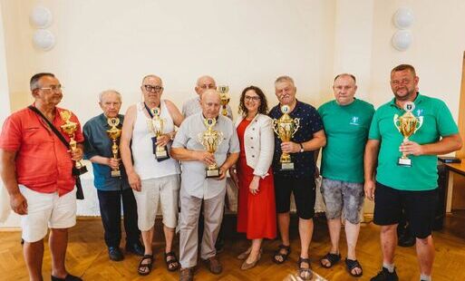 zdjęcie zwycięzców z organizatorami i wójt gminy
