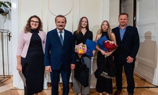 zdjęcie grupowe wszystkich 5 osób wymienionych w tekście