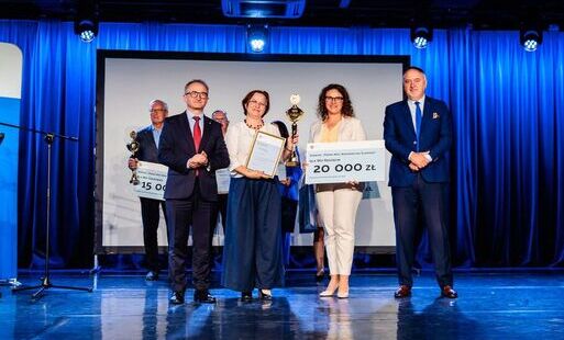 przedstawiciele gminy i urzędu marszałkowskiego podczas przekazania nagrody
